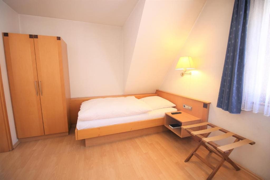 Single Room with Private Bathroom room - Image 1