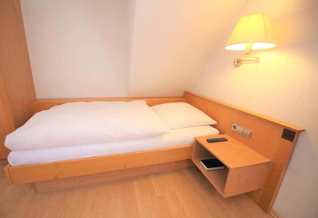 Single Room with Private Bathroom room - Image 3