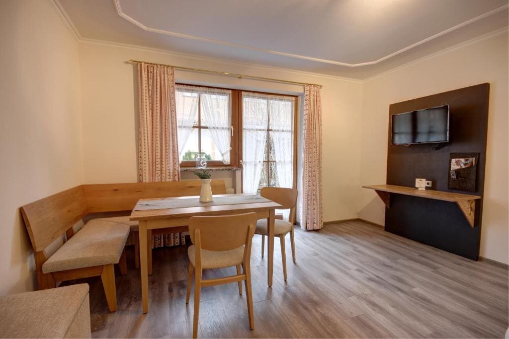 Apartment with Mountain View room - Image 3