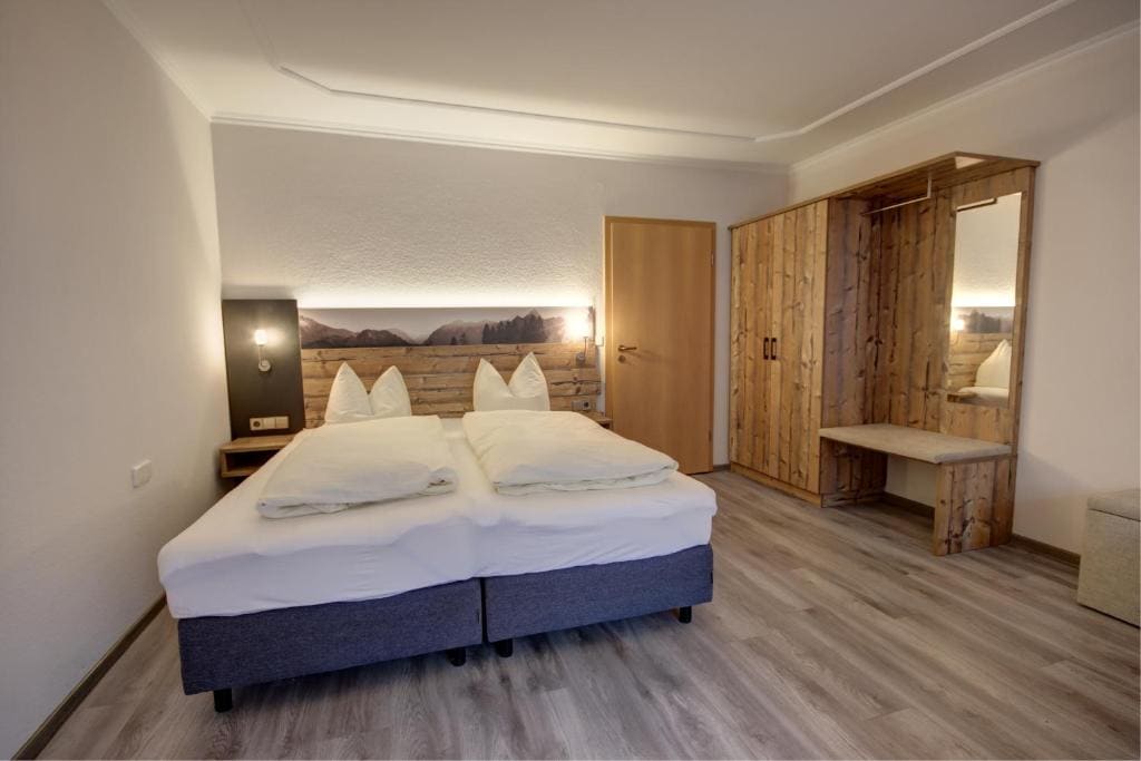Apartment with Mountain View room - Image 2