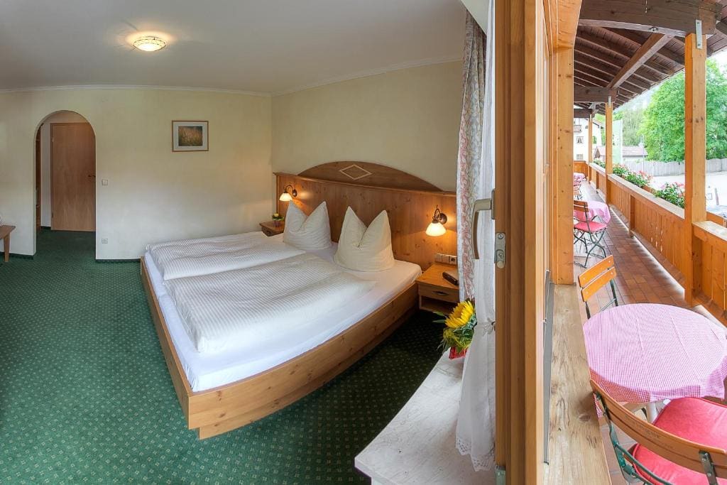 Double Room with Balcony room - Image 2