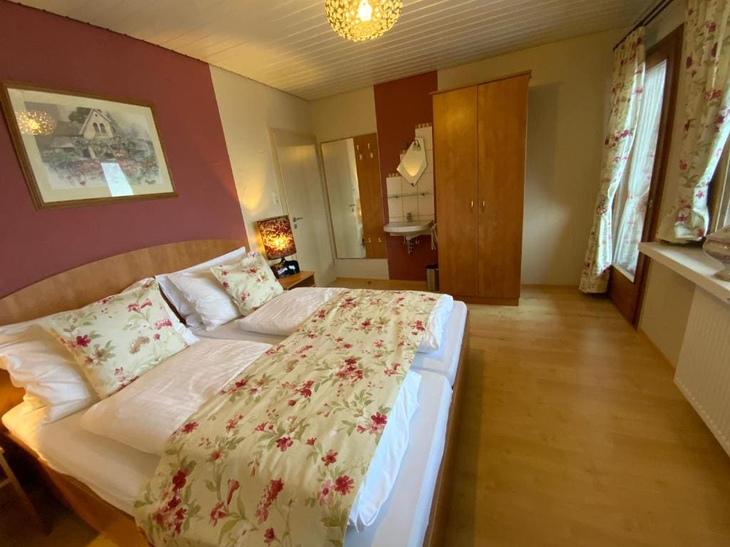 Double Room with Private External Bathroom room - Image 2