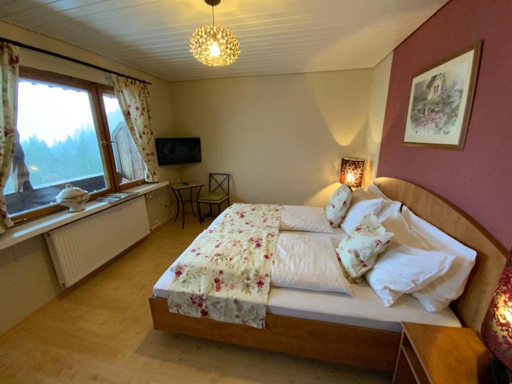 Double Room with Private External Bathroom room - Image 3