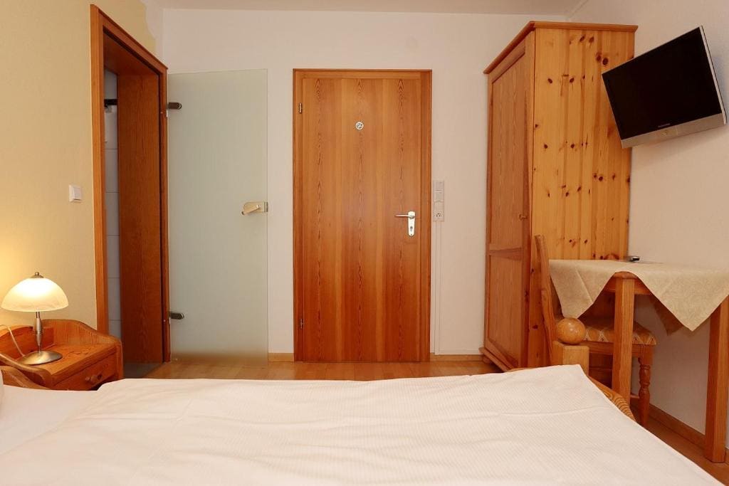 Double Room with Balcony room - Image 3