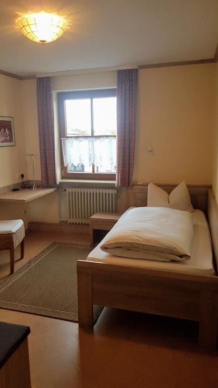 Single Room with Private Bathroom room - Image 1