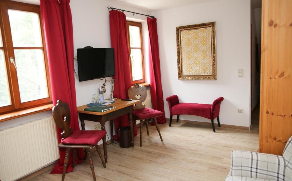 Deluxe Queen Room room - Image 2
