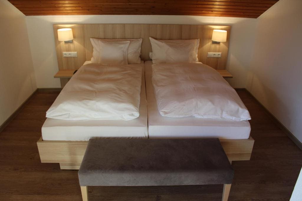 Deluxe Double Room with Balcony room - Image 2