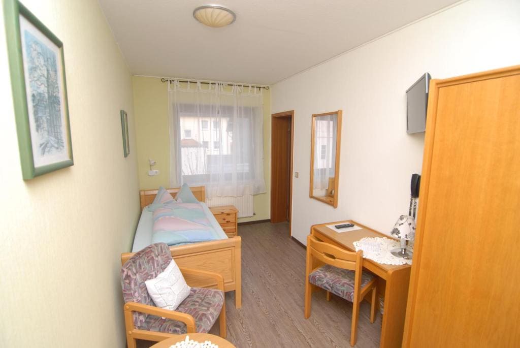 Single Room with Shower room - Image 2