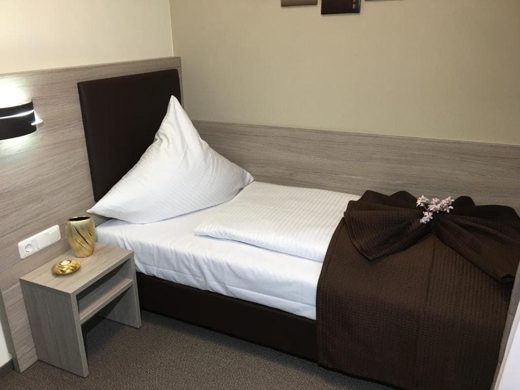Single Room with Shower room - Image 1