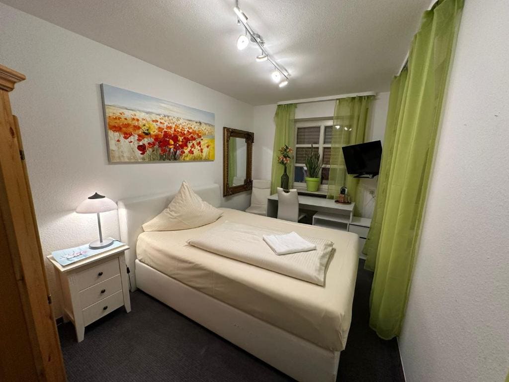 Single Room with Private Bathroom room - Image 1
