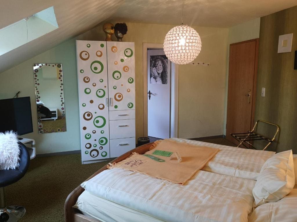 Family Room room - Image 3