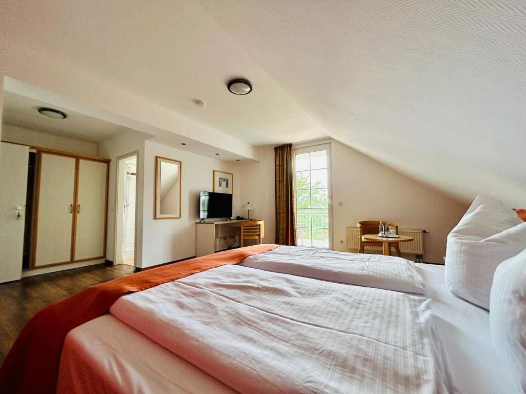 Double Room with Balcony room - Image 2