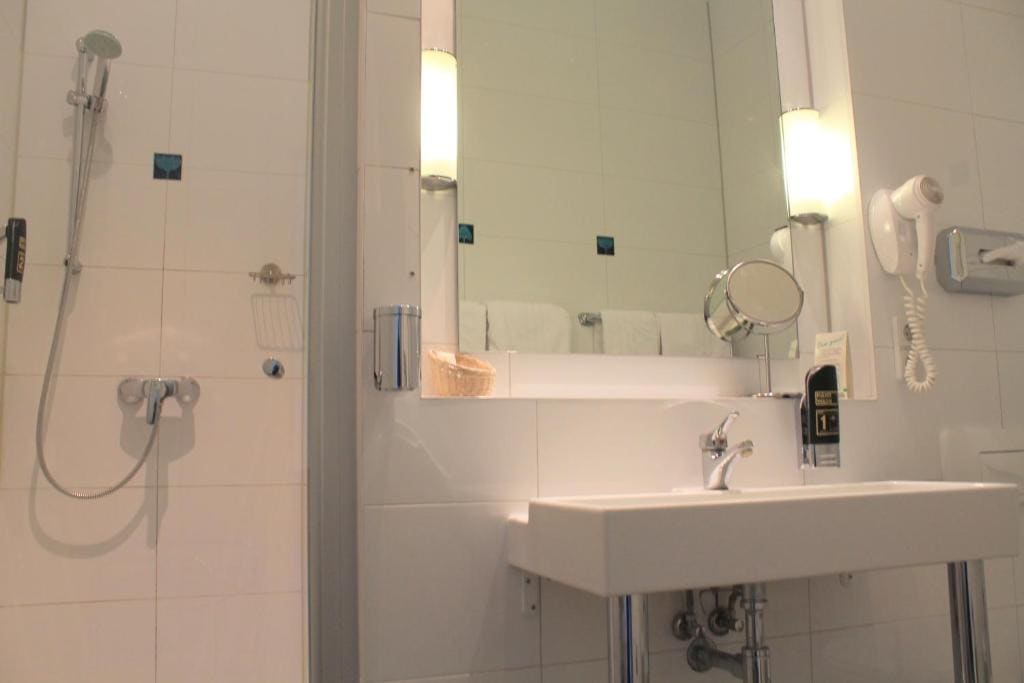 Standard Triple Room room - Image 2
