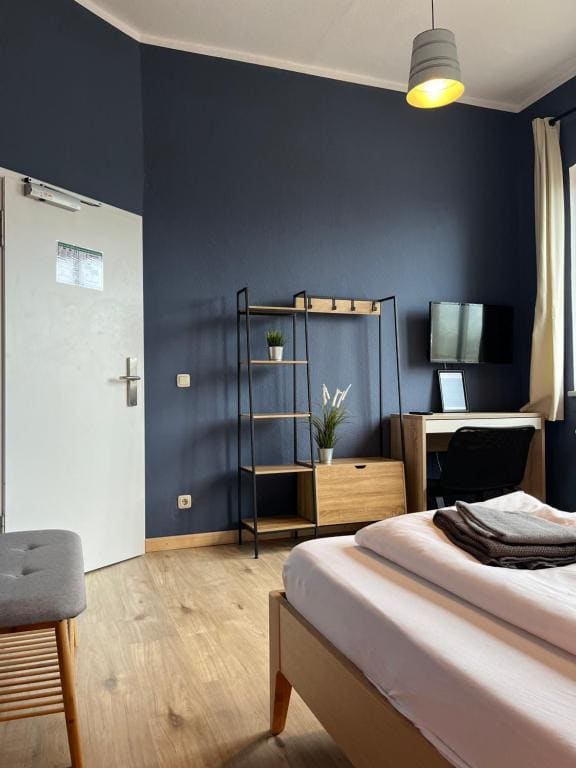 Double Room with Shared Bathroom plus room - Image 1