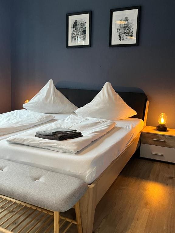 Double Room with Shared Bathroom plus room - Image 2