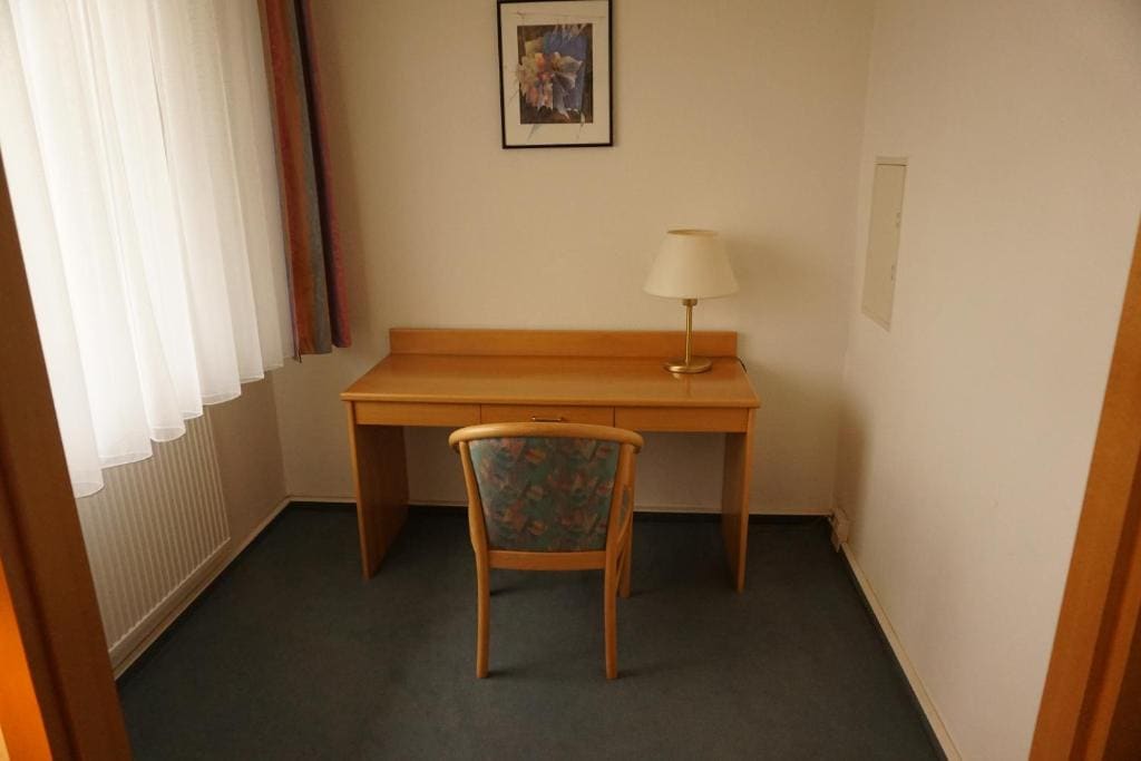 Single Room with Bathroom room - Image 3
