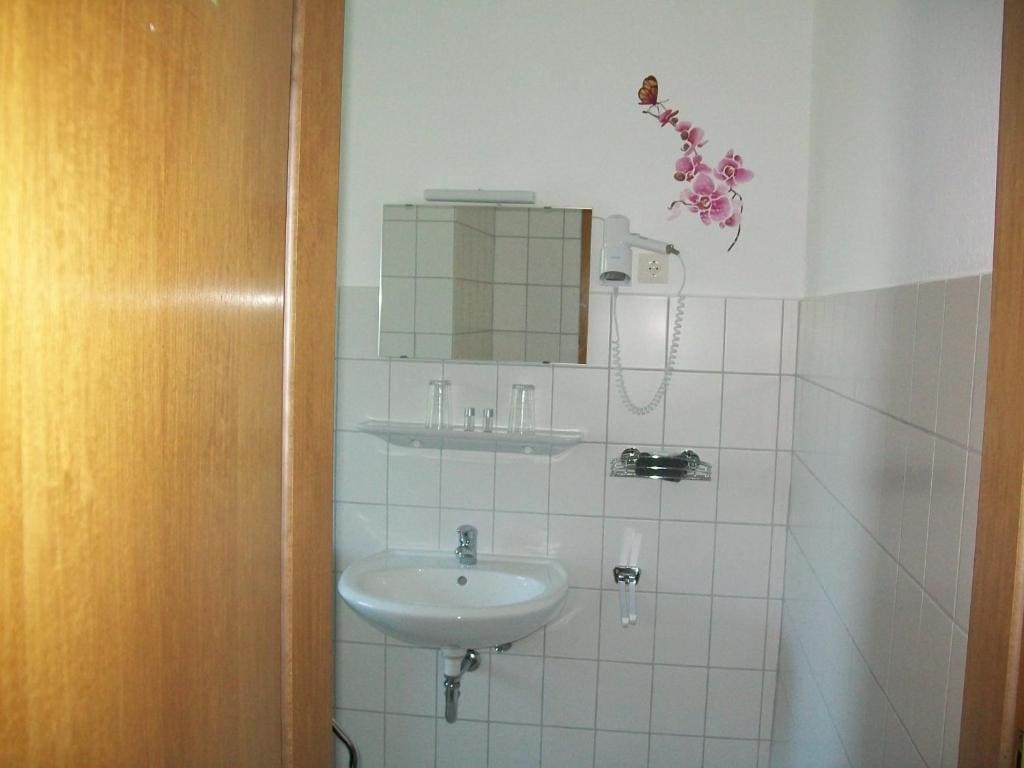 Deluxe Double Room with Shower room - Image 2