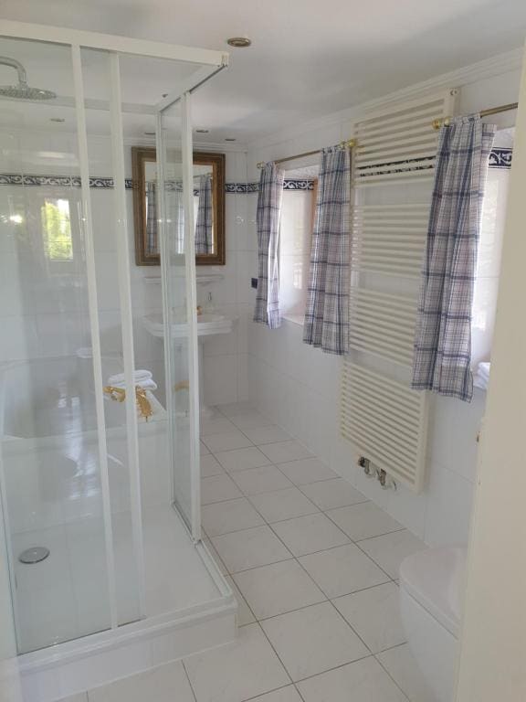 Double Room with Lake View room - Image 3