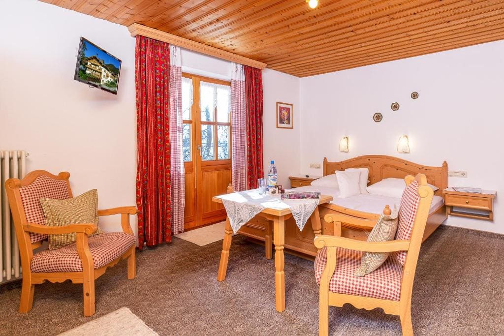 Family Room with Balcony room - Image 3