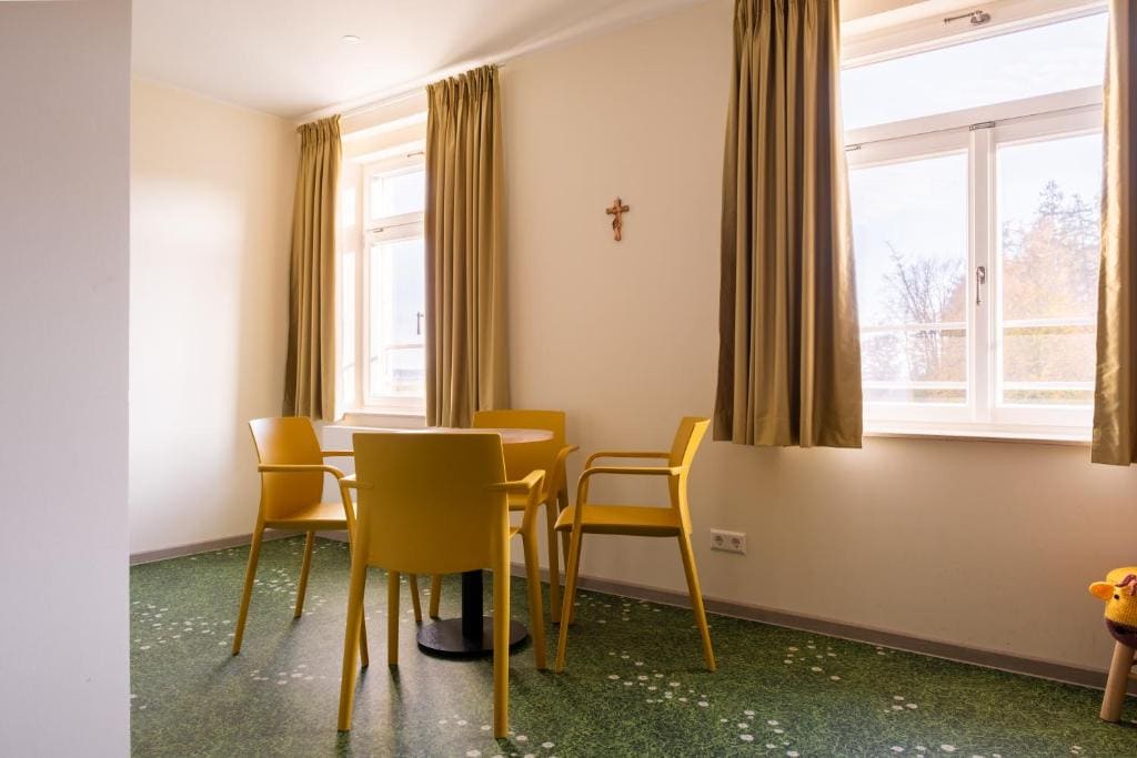 Standard Family Room room - Image 1