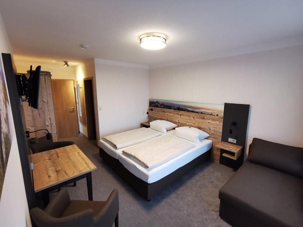 Comfort Double Room with Mountain View and Balcony room - Image 2
