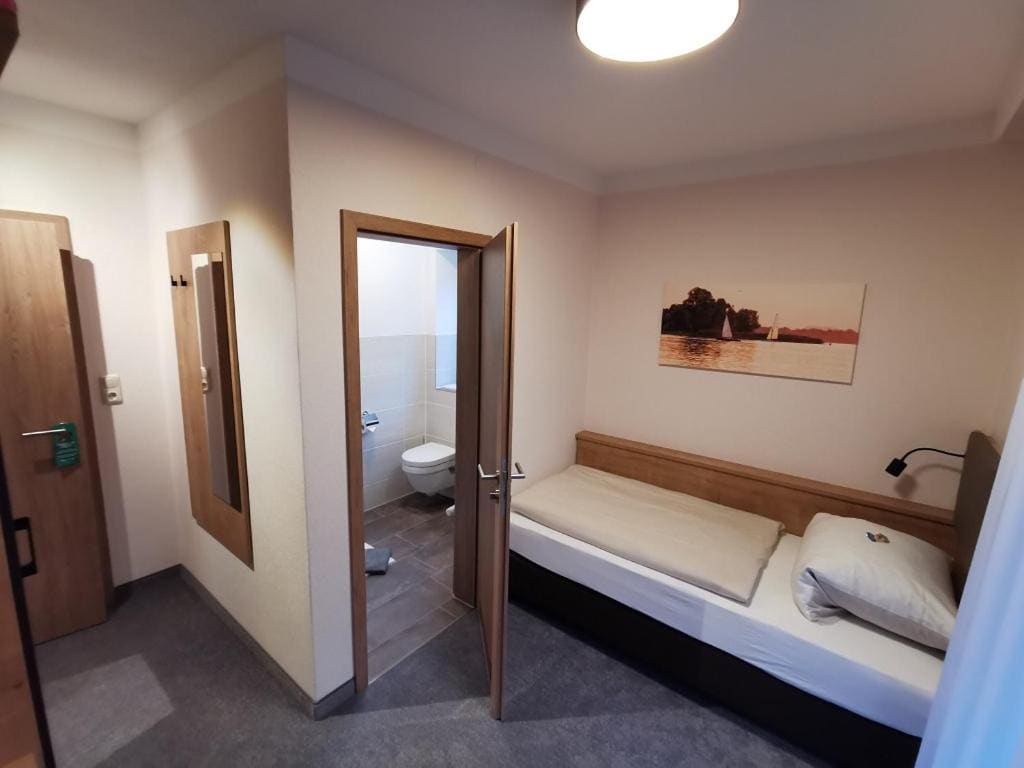 Einzelzimmer room - Image 2