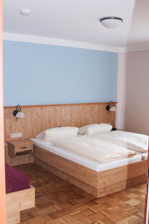 One-Bedroom Apartment with Balcony room - Image 1