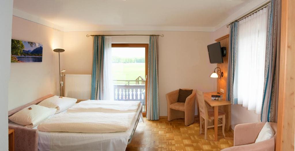 One-Bedroom Apartment with Terrace room - Image 1