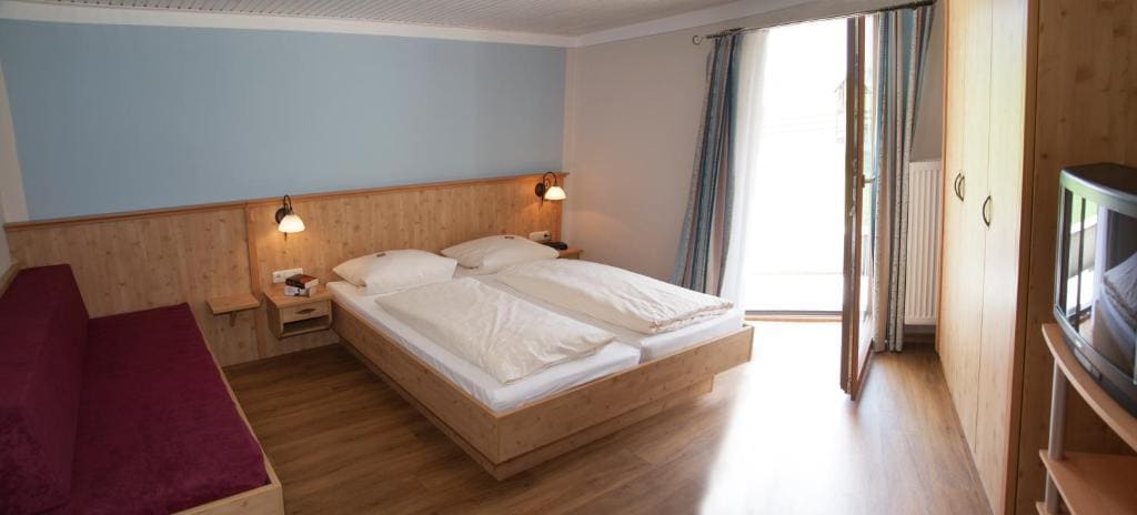 One-Bedroom Apartment with Terrace room - Image 3