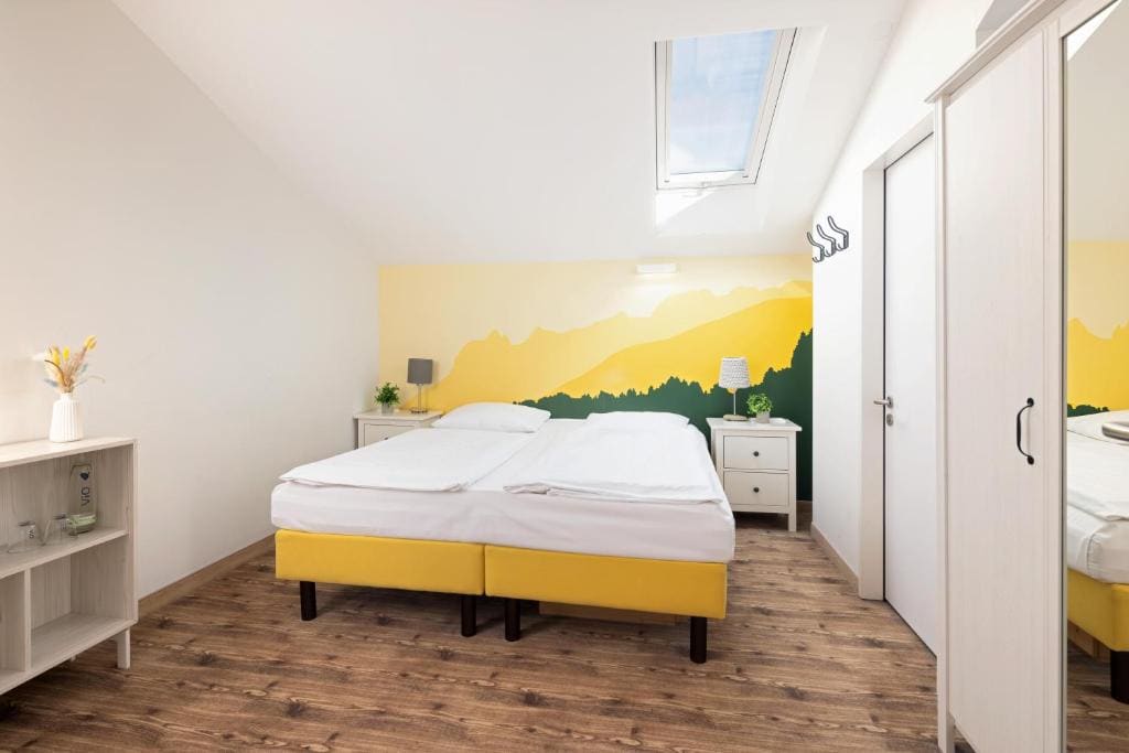 Family Room room - Image 3