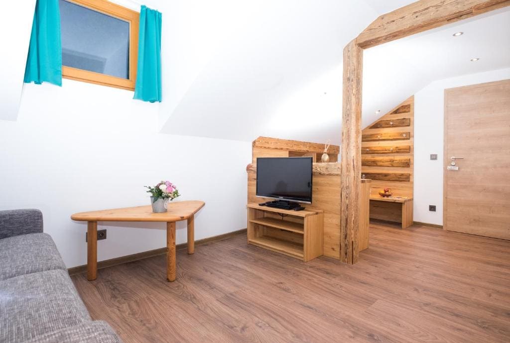 Large Family Room room - Image 2