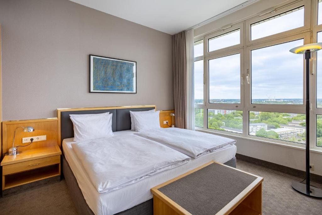Suite with Kingsize bed room - Image 1
