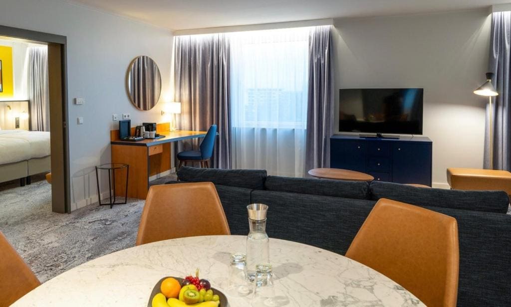 One-Bedroom King Suite with City View room - Image 3