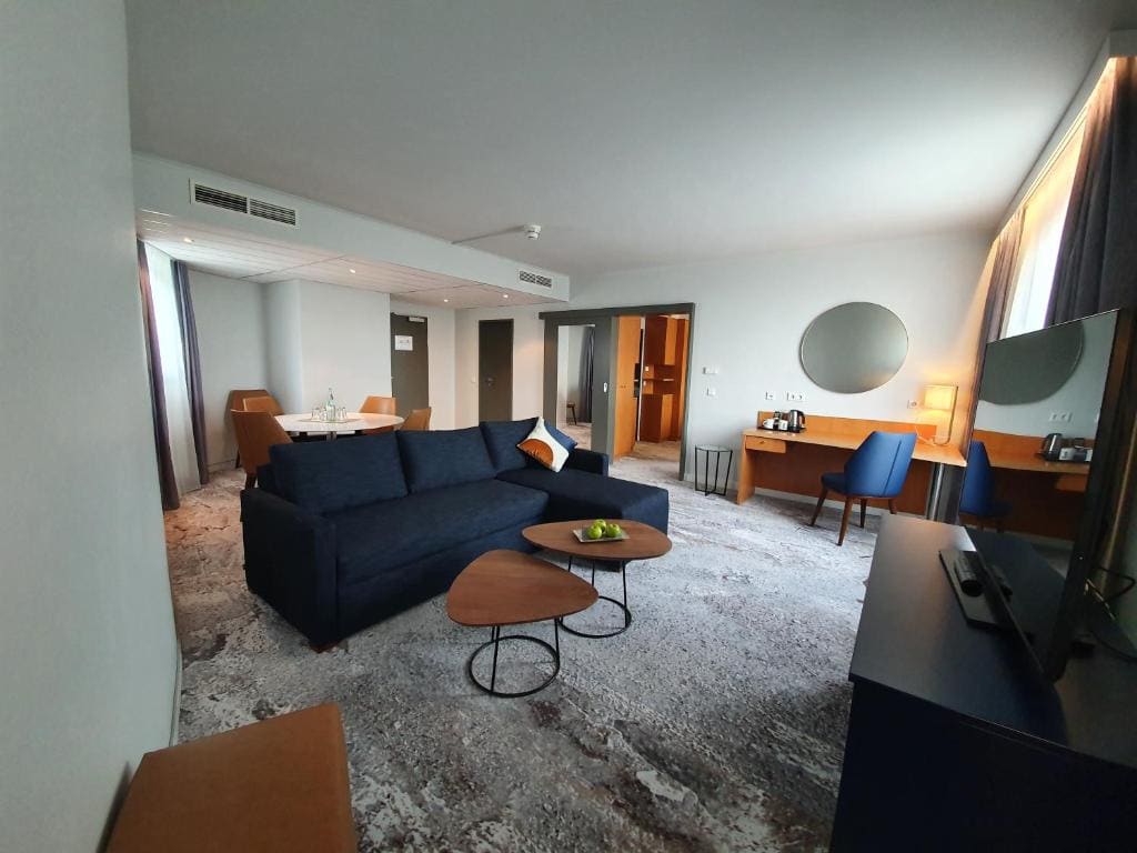 One-Bedroom King Suite with City View room - Image 1