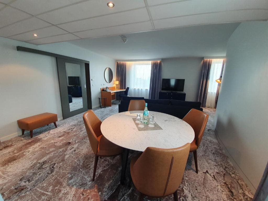 One-Bedroom King Suite with City View room - Image 2