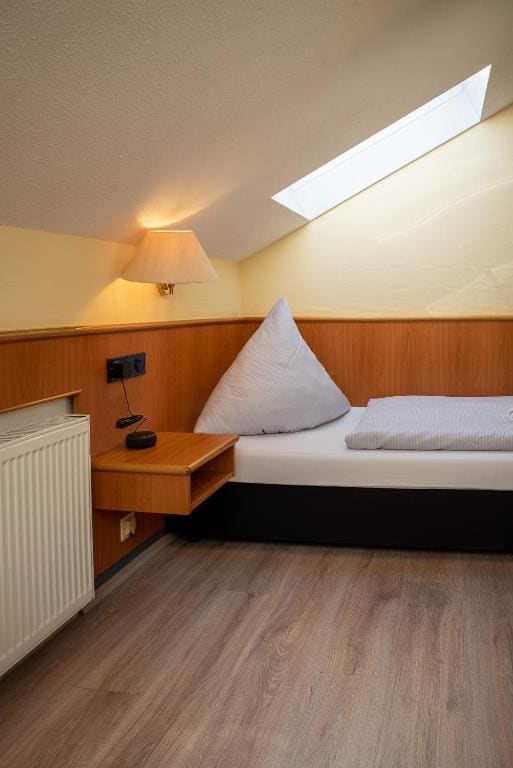 Einzelzimmer mit Dachschräge room - Image 2