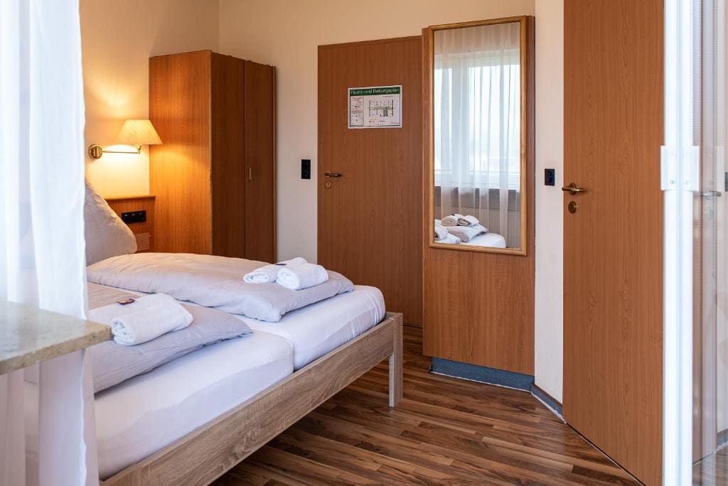 Double Room with Balcony room - Image 3