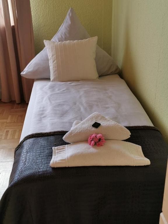 Three-Bedroom Apartment room - Image 2