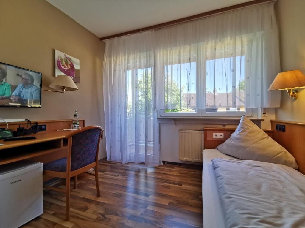 Single Room with Balcony room - Image 3