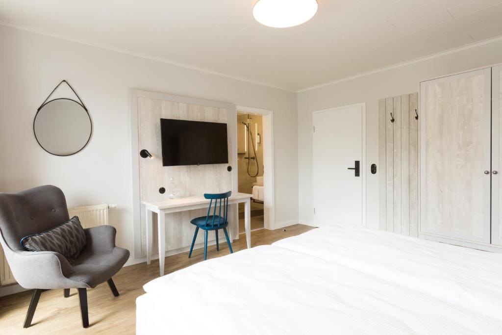 Double Room with Balcony room - Image 3