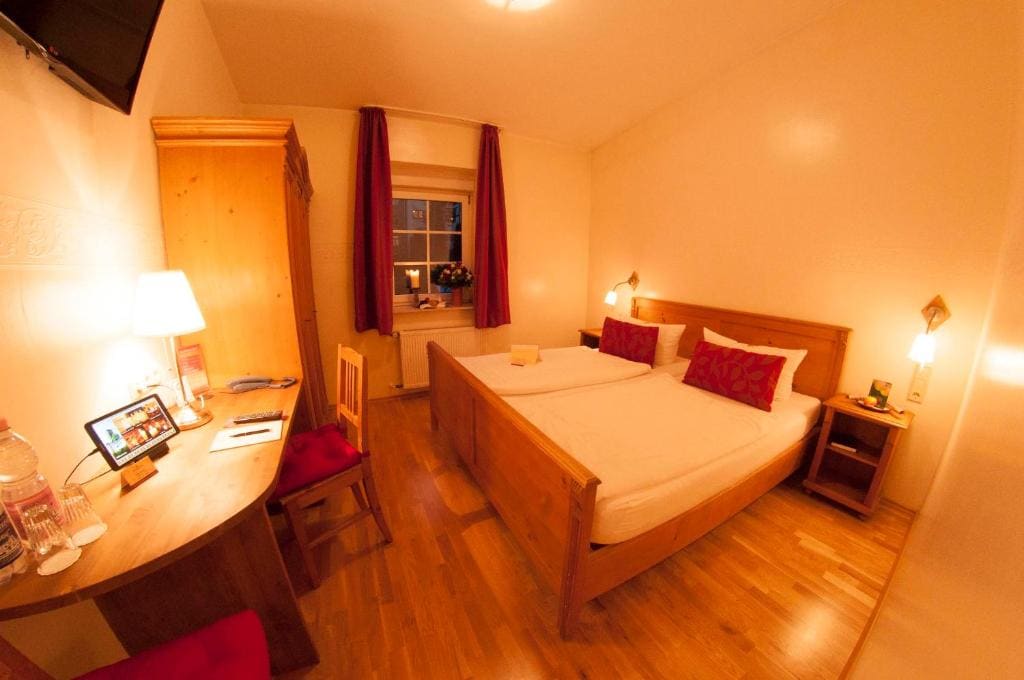 Small Double Room room - Image 1