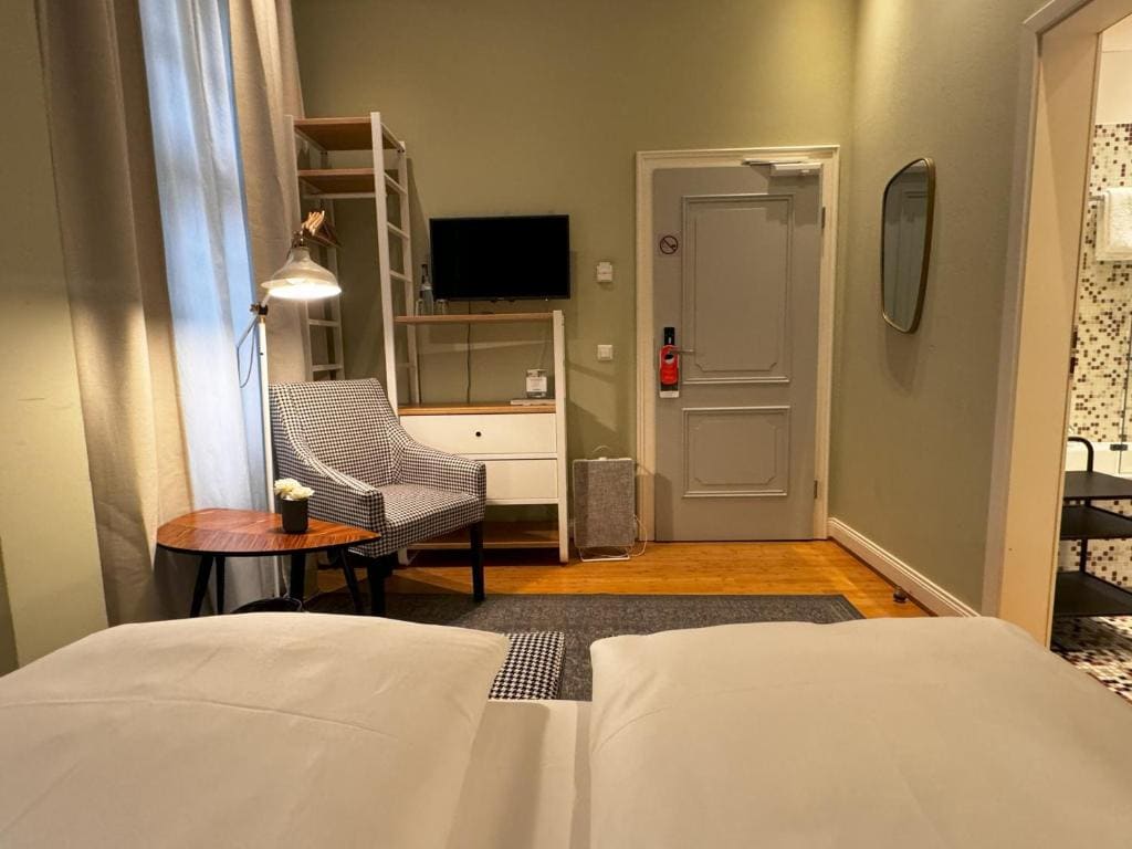 Small Double Room room - Image 2
