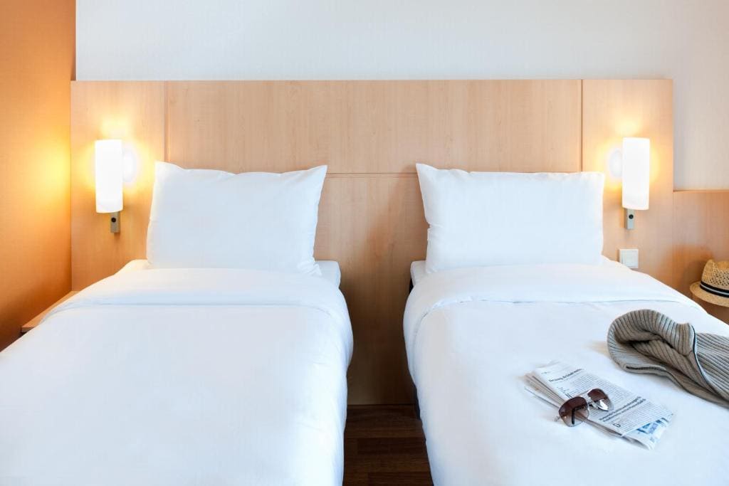 Standard Twin Room room - Image 3