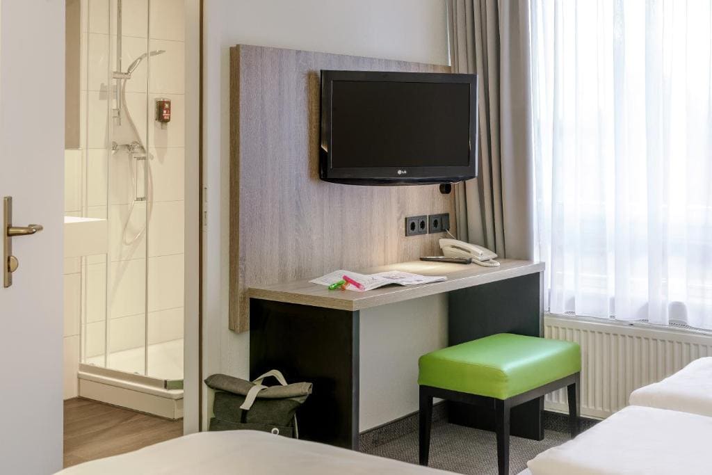Family Room room - Image 3
