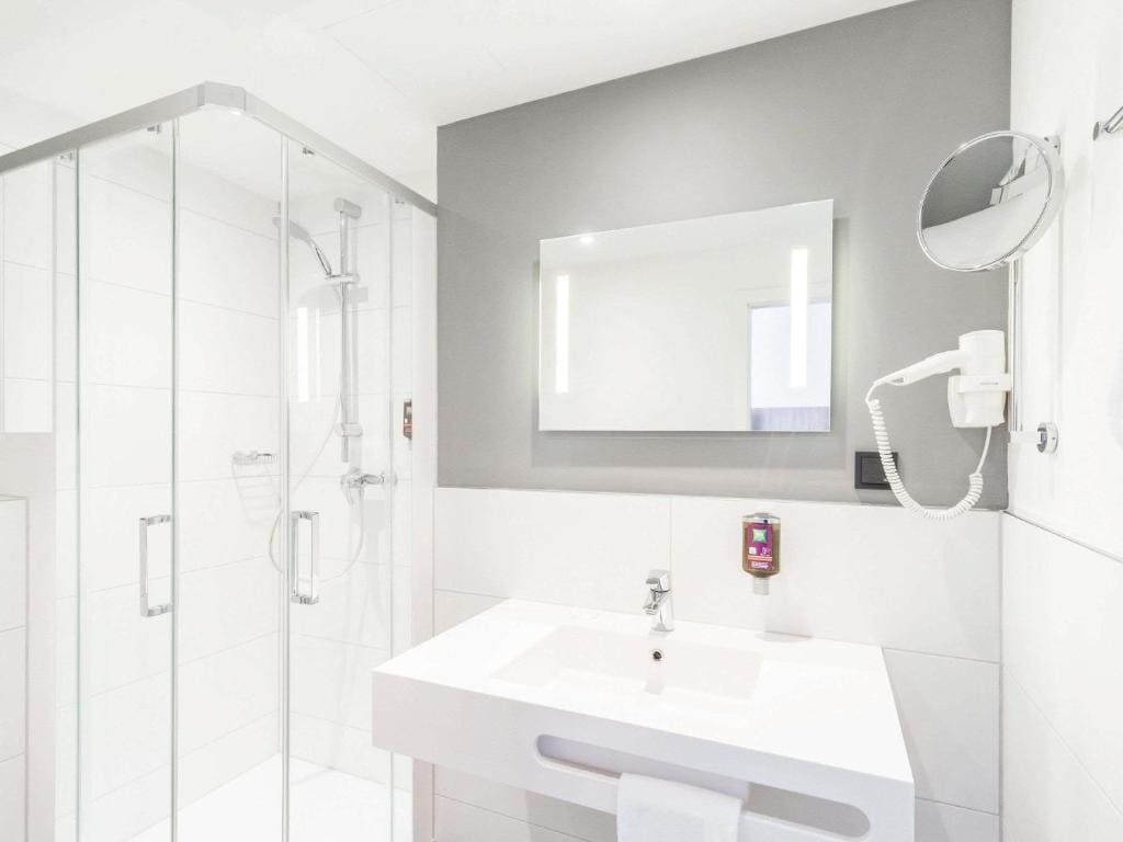 Standard Suite with One Double Bed and One Sofa Bed room - Image 3