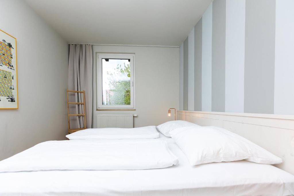 Onshore Apartment J room - Image 1