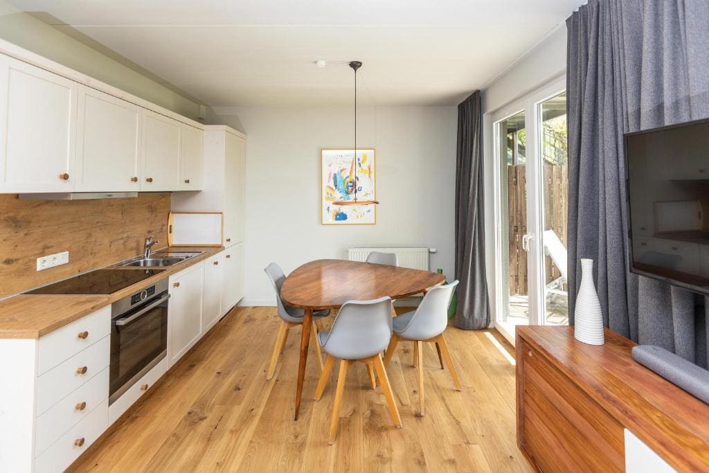 Onshore Apartment H room - Image 2
