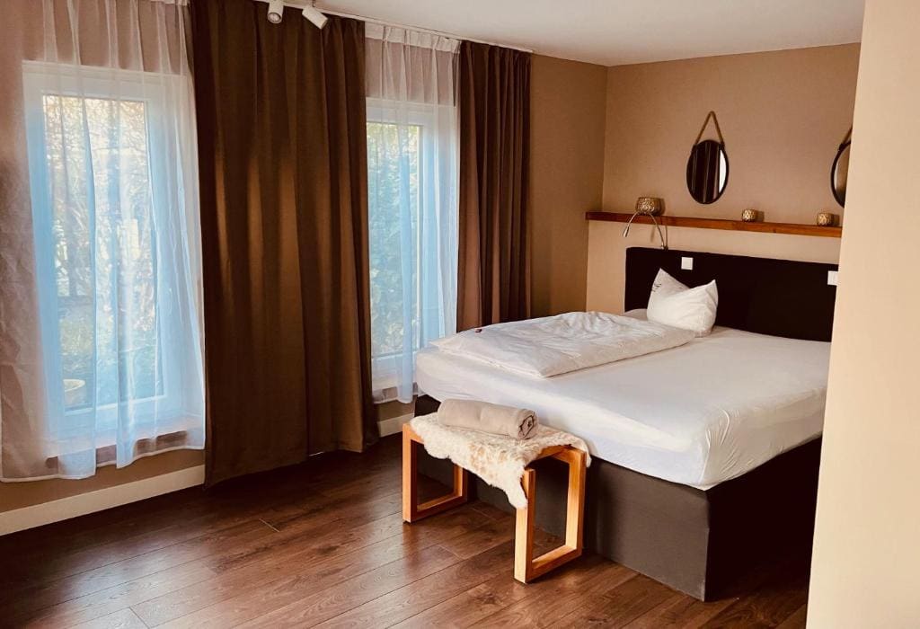 Double Room with Lake View room - Image 2