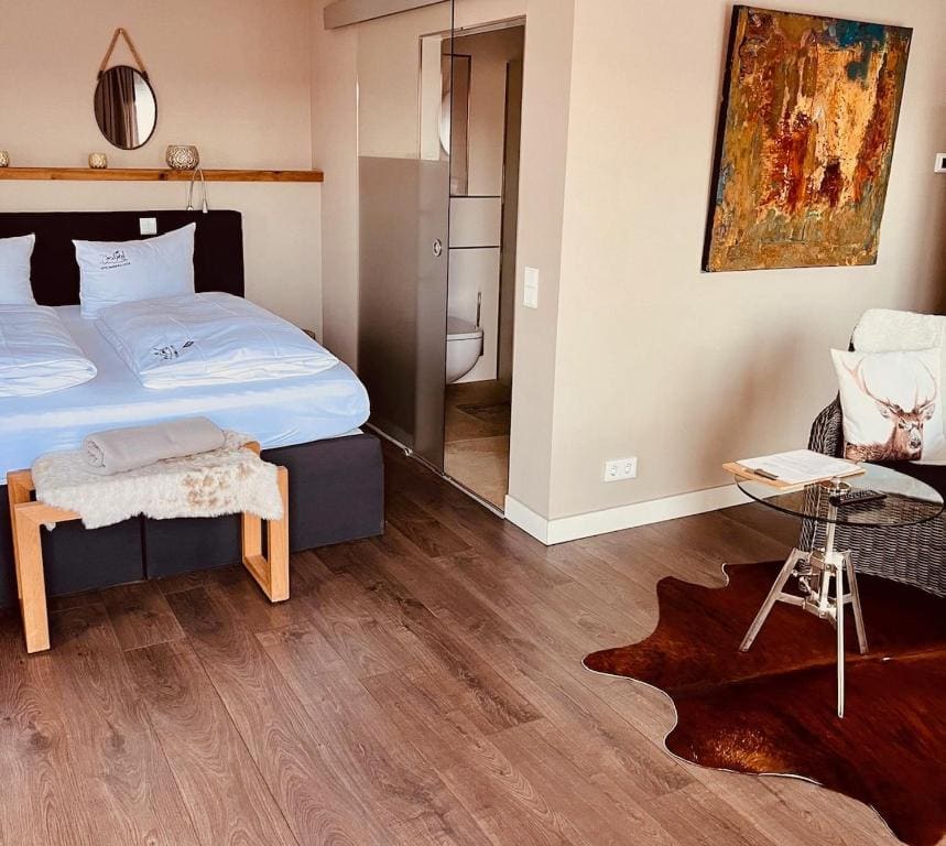 Double Room with Lake View room - Image 3