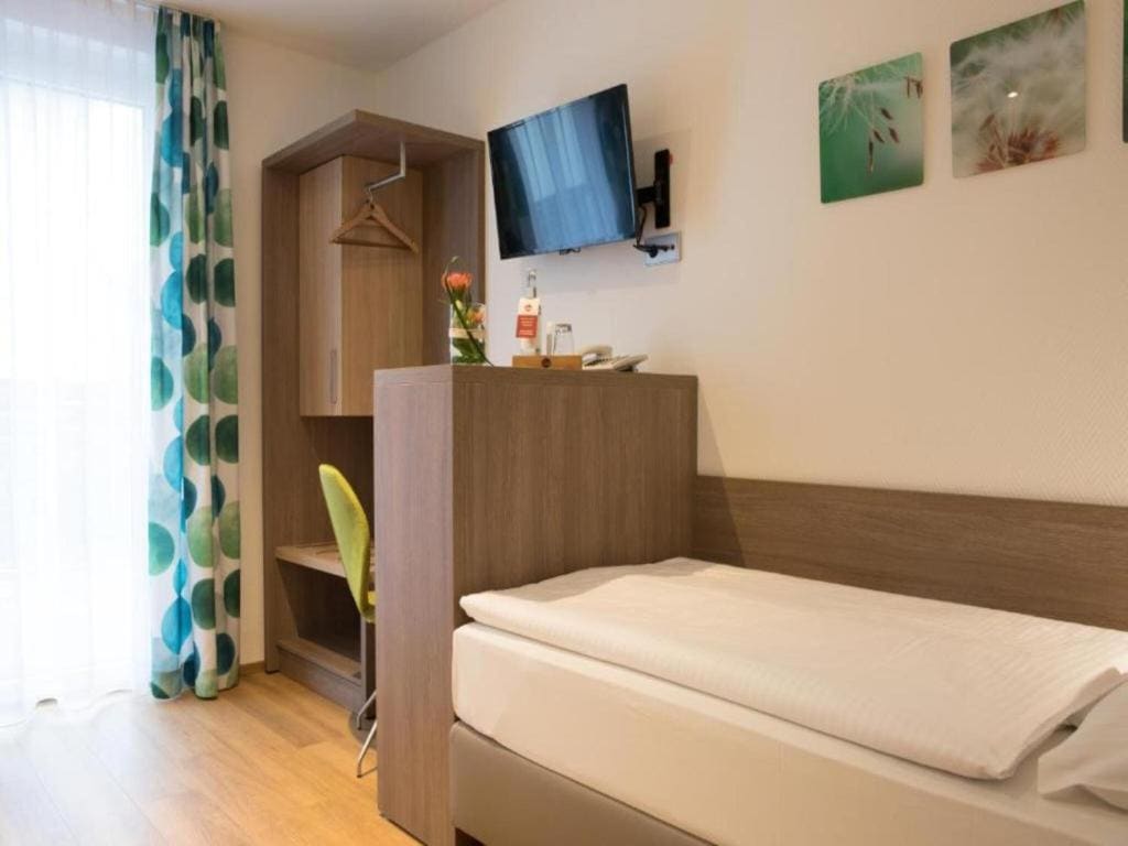 Small Single Room room - Image 1